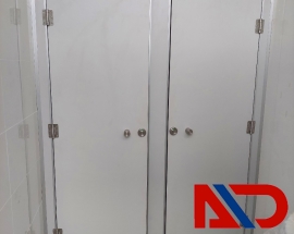 vách ngăn vệ sinh cánh cửa mở ngoài