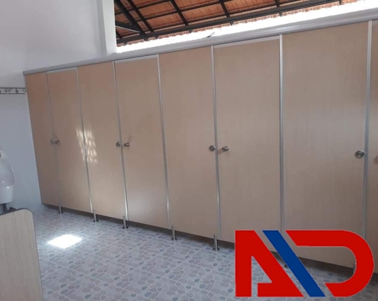 vách ngăn vệ sinh cánh cửa mở ngoài