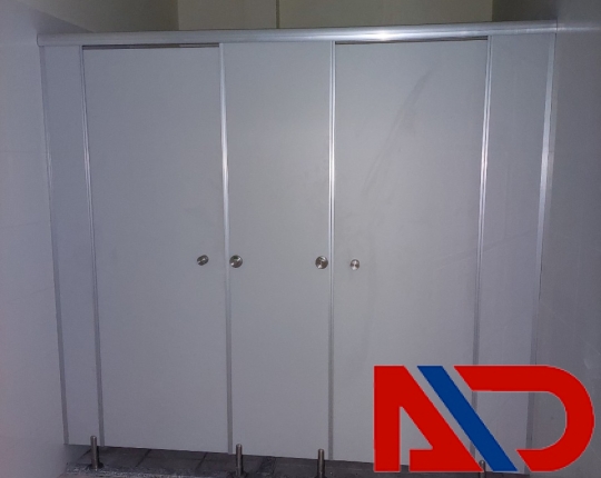 vách ngăn vệ sinh cánh cửa mở ngoài